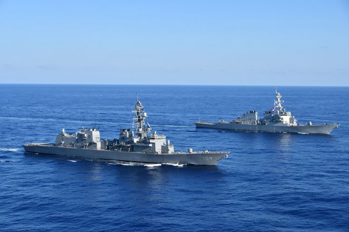海自護衛艦「ありあけ」とニミッツ空母打撃群に所属するミサイル駆逐艦「カーティス・ウィルバー」と共同訓練を実施！