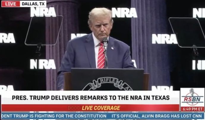 トランプ前米大統領(77)、演説中に突然30秒以上「フリーズ」…全米ライフル協会年次会議！