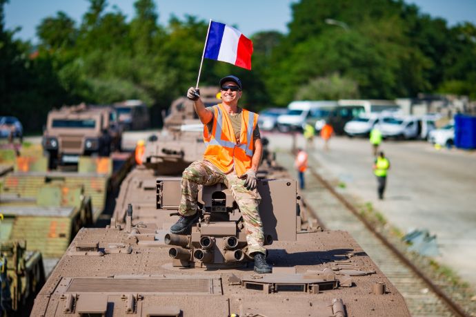フランス陸軍第35歩兵連隊の装甲車両、7月14日の軍事パレードに向けパリヘの旅を開始！