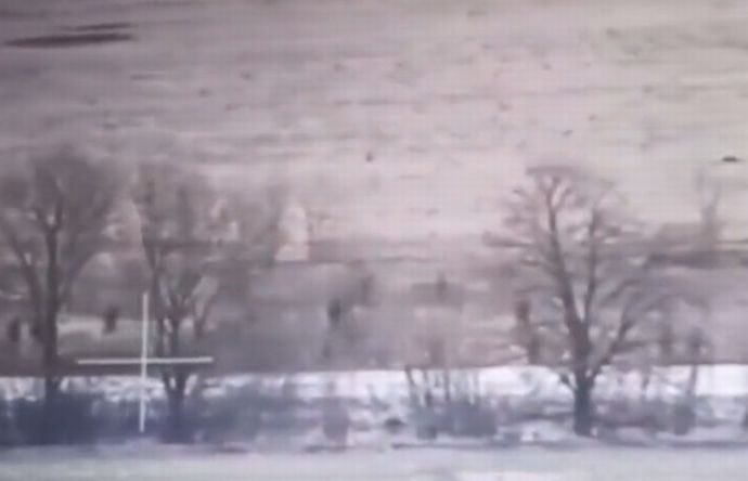 遮蔽物もないウグレダル戦線を「ウラー突撃」するロシア軍兵士！
