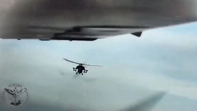 ロシア軍のMi-28ハボック戦闘ヘリがウクライナ軍無人機に至近距離から30mm機関砲を射撃！