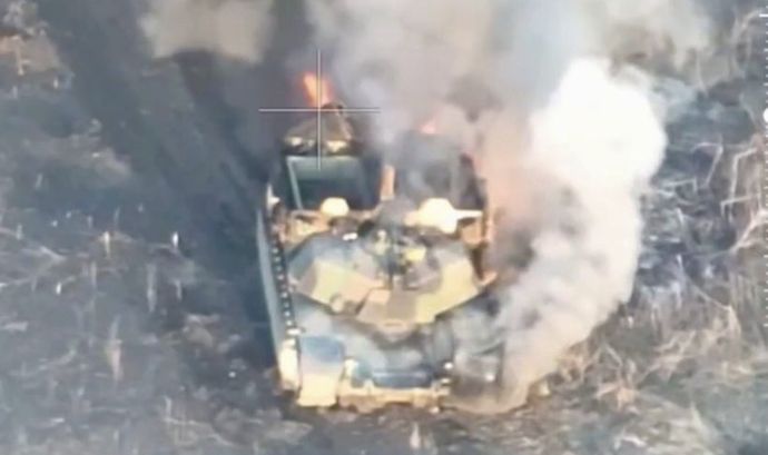 ロシア軍の自爆ドローンがM1エイブラムズ戦車に突入する映像！