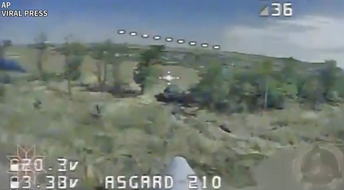 ウクライナ軍の自爆型ドローン、ロシアの戦車に突入…追尾して2両撃破、隠された別の2両にも打撃！