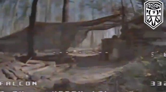 史上最高の配送サービス…ウクライナ軍ドローンが森の中を飛行しロシア軍塹壕に爆弾をお届け！