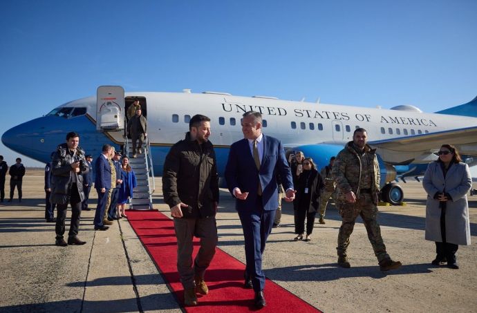 ゼレンスキー大統領はどうやってウクライナからワシントンへ？…F-15戦闘機が護衛する米空軍C-40Bに搭乗！