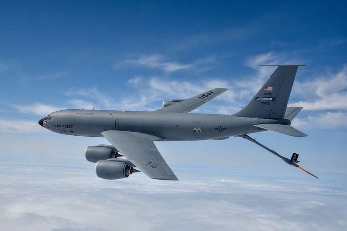 イラン西部で米空軍のKC-135空中給油機1機が墜落！