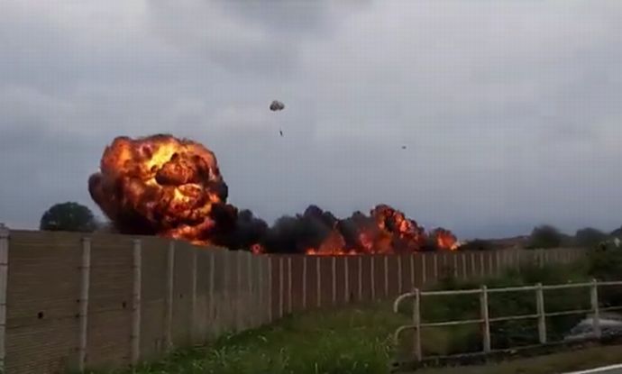 イタリア空軍のアクロバット飛行チームが訓練中に墜落して炎上…付近の車巻き込み女児が死亡！