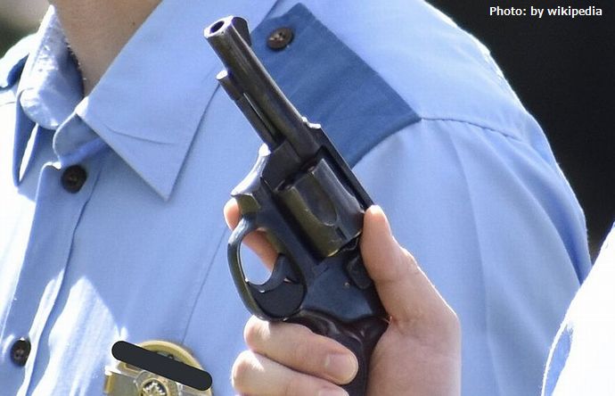 女性警察官が誤って拳銃を自分の左手に誤射…ホルスターにしまう際に誤って発砲！