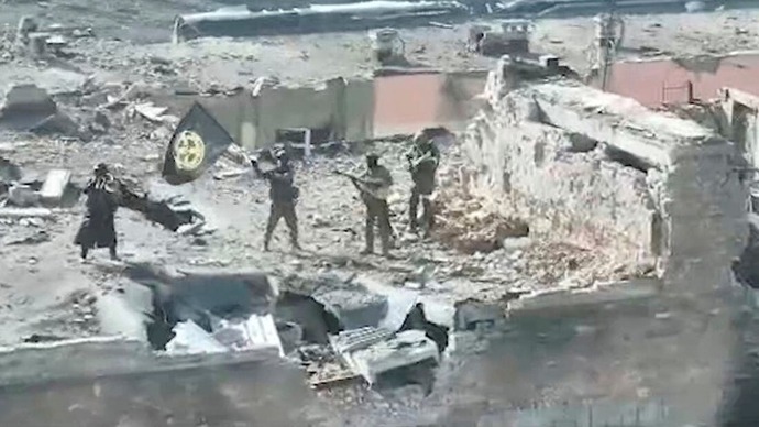 ロシア軍、バフムト郊外でなく市内で前進、陥落近づくか…ワグネル戦闘員が建物屋上で旗を掲げる！