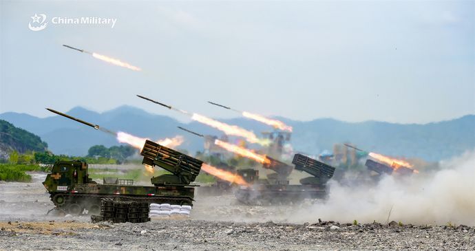 中国陸軍砲兵連隊が多連装ロケットシステムで実弾射撃訓練を実施！