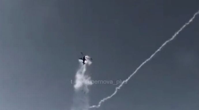 対空ミサイルが直撃するロシア軍のKa-52戦闘ヘリ「アリゲーター」！