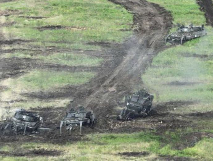 レオパルト2R地雷除去戦闘車3両とレオパルト2A6、MaxxPro装甲車などをドローン攻撃で撃破…トクマク方面！