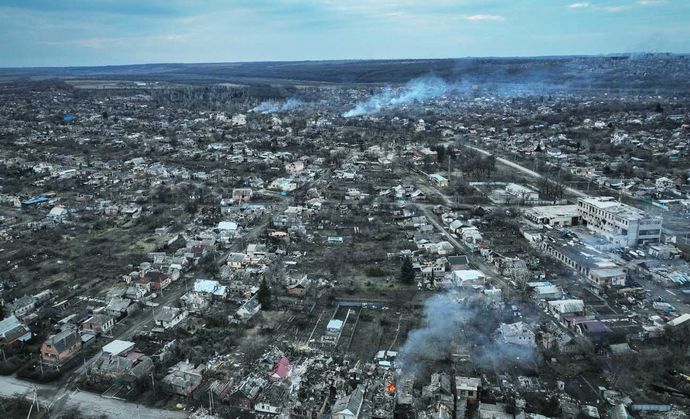 ロシア軍がバフムトで「焦土戦術」に切り替え、空爆や砲撃で建物や拠点を破壊…ウクライナ司令官！