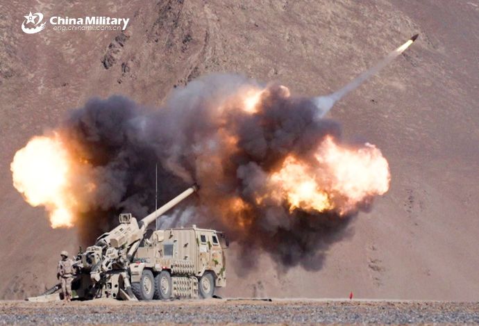 中国軍砲兵部隊の122mm自走榴弾砲、122mm多連装ロケット砲システムなどが実弾射撃演習！