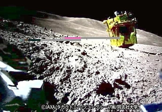 JAXAの月着陸船SLIM、月面に「逆立ち」で着陸…タカラトミーの小型ロボットで撮影に成功！