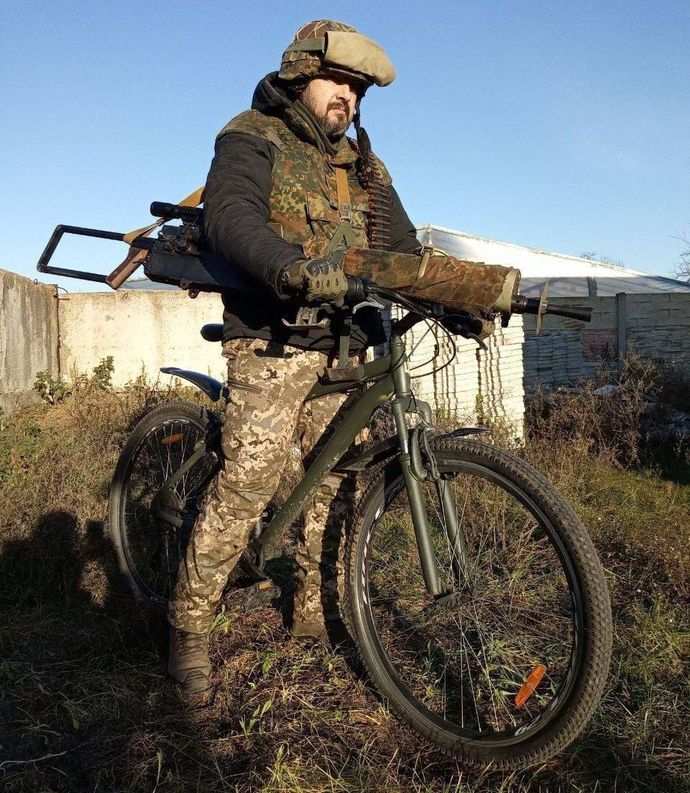 ウクライナ軍に自転車兵のお出ましだ…改造マキシマ7.62mmHMG機関銃を装備！