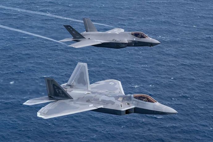 トランプ大統領が米戦闘機更新の構想表明、F-35はF-55に F-22はF-22スーパーに！