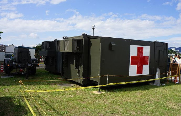 自衛隊が「動く手術室」を公開、コンテナ内に書かれた「エアコンカバーは外しましたか？」という注意書きの意味とは！