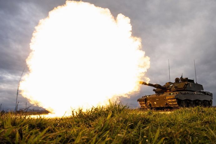 英国の新型戦車「チャレンジャー3」ついに有人での“ツルツル砲”射撃実験を行う！