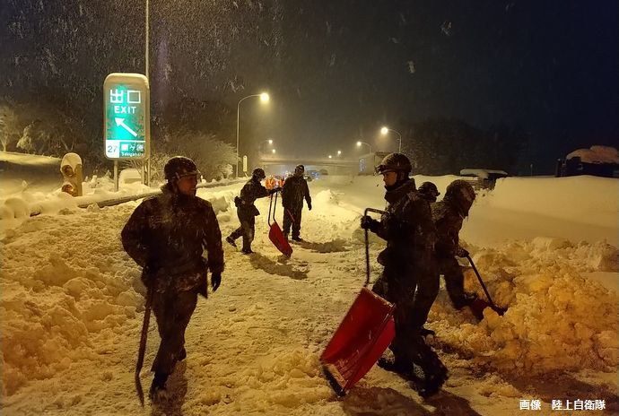 名神高速関ヶ原IC付近の立往生、自衛隊などの除雪作業ですべて解消…発生から約19時間！