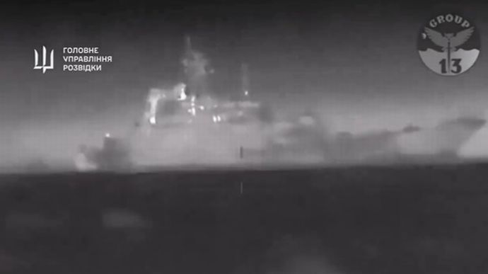 クリミア沖でロシア海軍の大型揚陸艦「ツェーザリ・クニコフ」を撃沈…ウクライナ軍が自爆無人艇で攻撃！