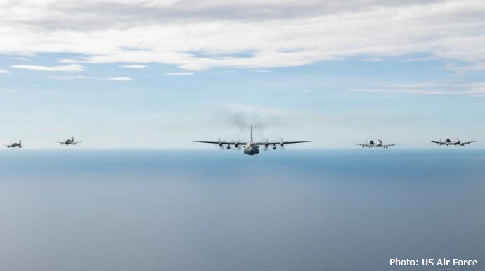 フィリピン空軍A-29スーパー・トゥカノ攻撃機と米空軍A-10サンダーボルトII攻撃機が編隊飛行！