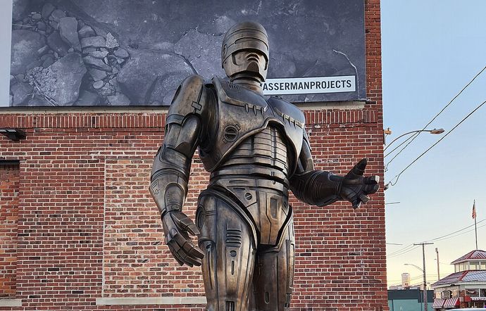 映画「ロボコップ」の主人公像が、舞台となったデトロイトに出現！