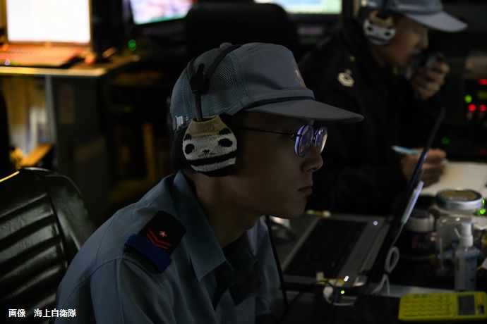 レーダー監視する護衛艦…海上自衛隊員のパンダ柄ヘッドフォンが話題に「かわいすぎる」！
