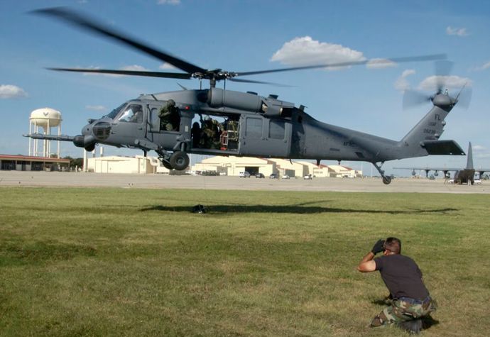 米軍HH-60ヘリの強にあおられ日本人教員が死亡…嘉手納地内の学校でデモ飛行中！