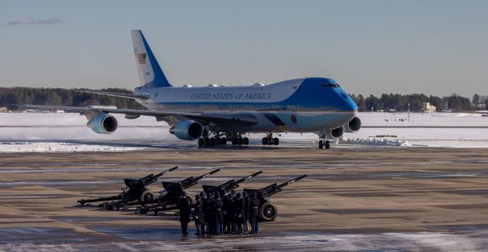 米空軍第89空輸航空団はジミー・カーター元大統領のご遺体をエスコートする栄誉に浴した！