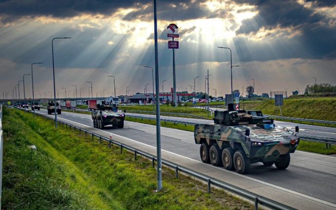 ポーランド陸軍、大規模な軍事演習のために東部の訓練場に装甲車両を集結！