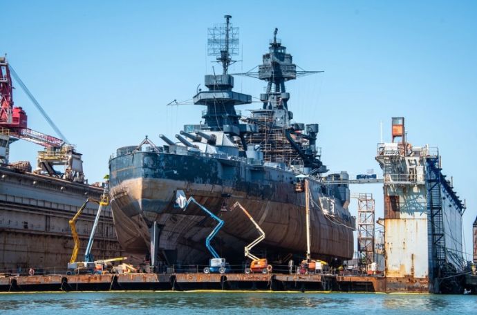 第2次世界大戦で活躍した戦艦「テキサス」、ハリケーン被害で乾ドックに移動し修繕！