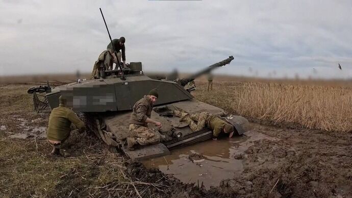 ウクライナの黒い土に閉じ込められたイギリス供与のチャレンジャー戦車！