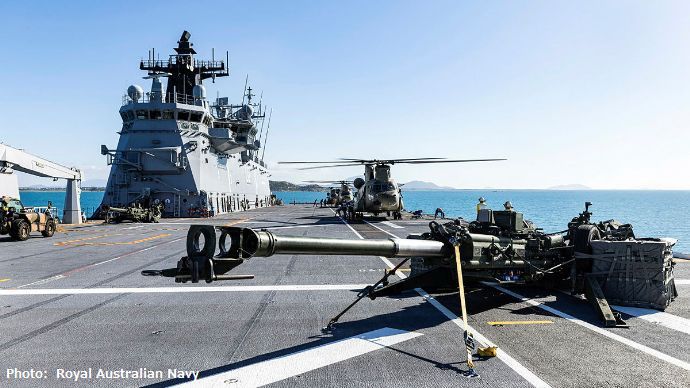 豪海軍の揚陸艦「HMASアデレード」の飛行甲板でM777A2榴弾砲を準備！