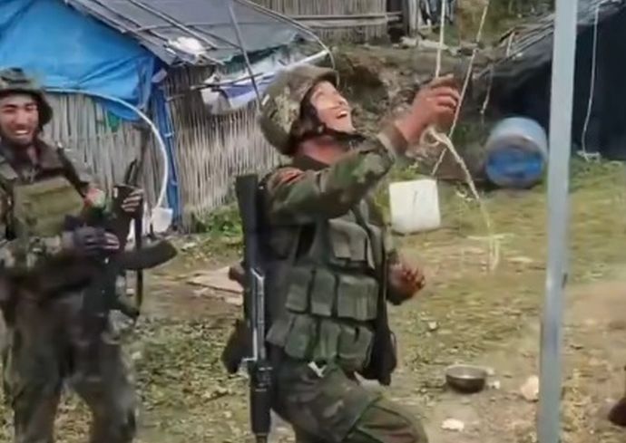 「武器を捨てろ」…ウクライナ軍兵士が北朝鮮軍との交戦に備えて韓国語を学ぶ！