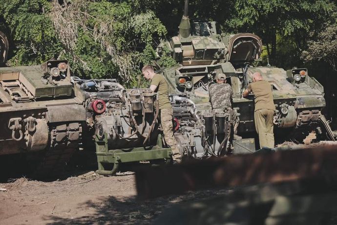 凄いの一言、ウクライナ軍整備兵はM2ブラットレー歩兵戦闘車を野戦で整備！