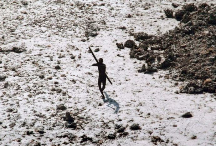 「禁断の島」センチネル族の島に上陸した米観光客を逮捕、缶コーラ土産…インド警察！