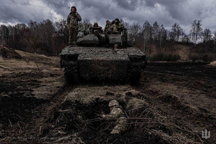 戦車は怖いか？塹壕に横たわり、その上を何トンもの車両が通過…ウクライナ軍の恐怖克服訓練！