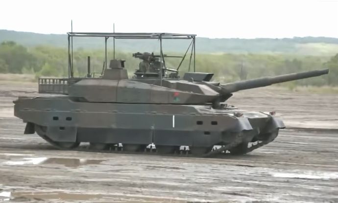 陸上自衛隊の10式と90式戦車、原始的なコープゲージを装備！
