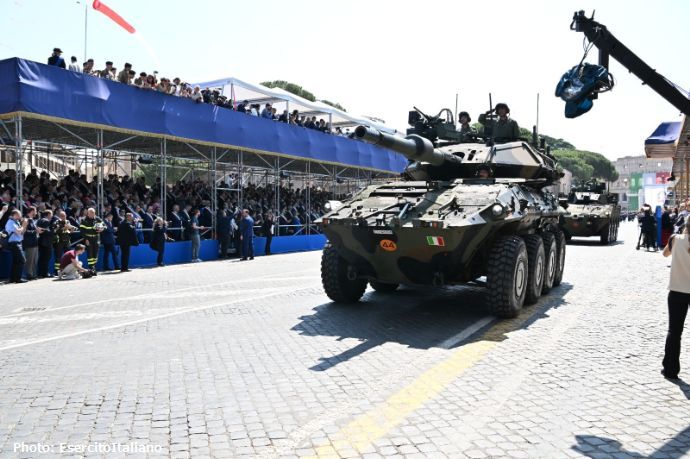 イタリア軍がローマ市内で軍事パレードを実施！