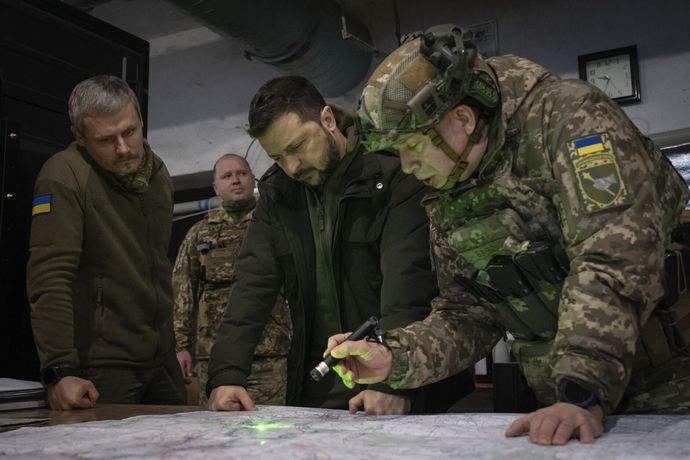ゼレンスキー大統領と軍トップが摩擦…ザルジニー総司令官の「戦況こう着」発言が波紋！