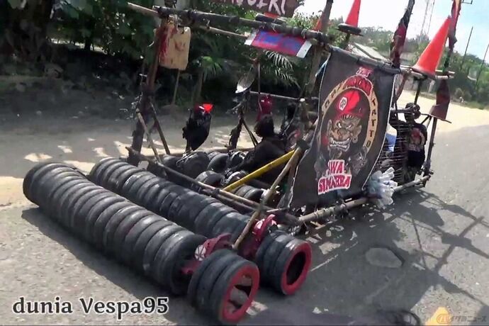 40輪超え？もはやバイクとは呼べないインドネシアの「ベスパ」カスタム！