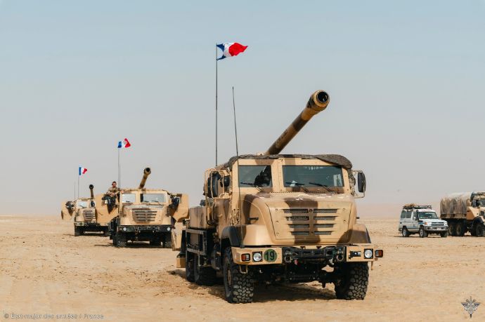 UAEの砂漠地帯に駐屯しているフランス陸軍第5騎兵連隊が実弾射撃訓練を実施！