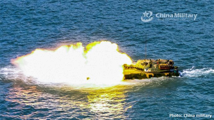 中国陸軍の水陸両用戦闘車が海岸目指して突撃…海上での訓練を実施！