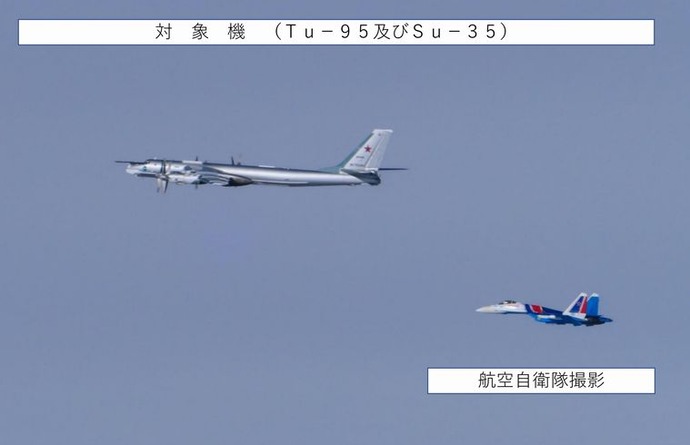Tu-95爆撃機の護衛にロシアンナイツのSu-35戦闘機？…そこまで稼働機体が減ってるのか！