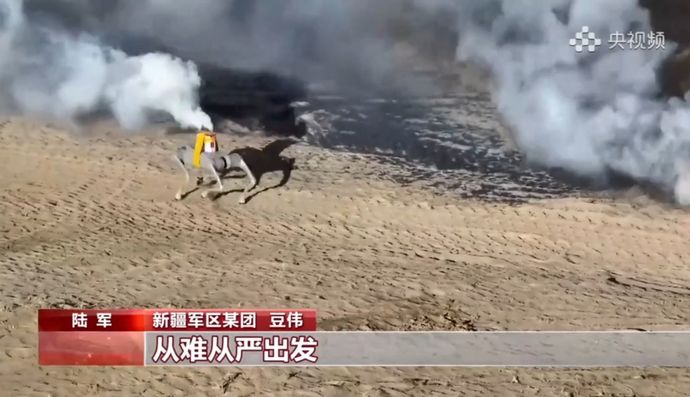 中国陸軍、ドローンやロボット犬による煙幕演習を実施！