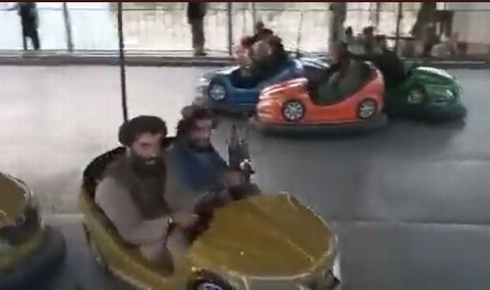 タリバン兵 遊園地まで制圧し観光気分で遊んでしまう ゴーカートやメリーゴーランドを乗り放題 ろいアンテナ タリバン兵 遊園地まで制圧し観光気分で遊んでしまう ゴーカートやメリーゴーランドを乗り放題 ろいアンテナ