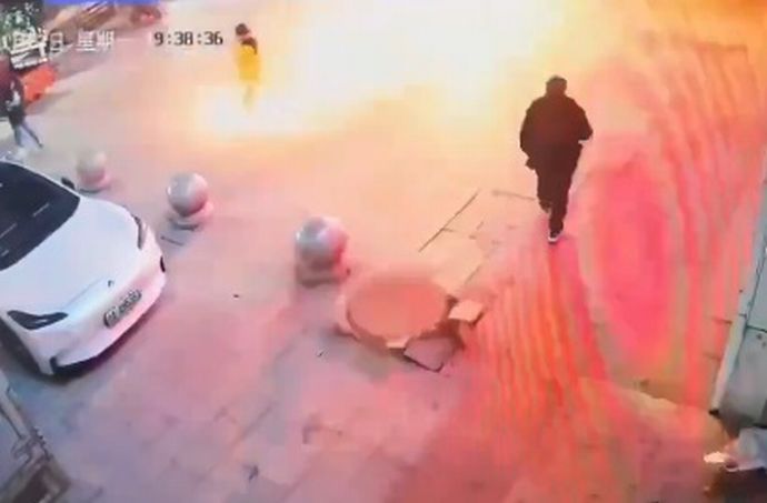 少女がマンホールに爆竹投下、逃げた先に別のマンホールが大爆発し吹き飛ばされ病院に搬送…中国メディア