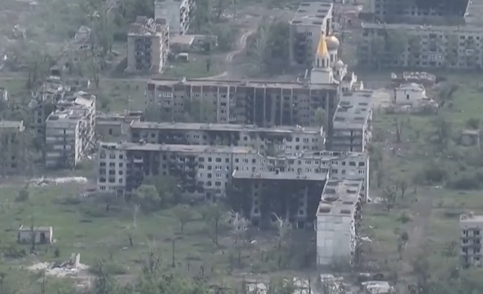 東部ドネツク州の要衝チャソフヤール、街全体が壊滅的な被害…ドローンで激戦地を空撮！
