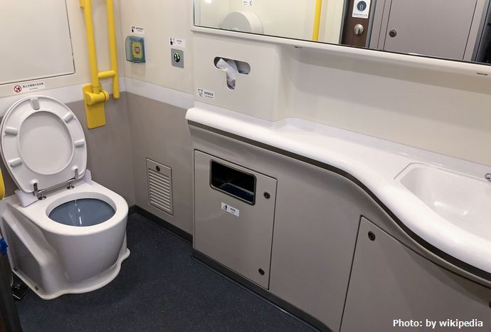 トンデモ爆速で駆ける排泄物、飛行機トイレ流すとスゴイ音がするのも納得な仕組みとは！